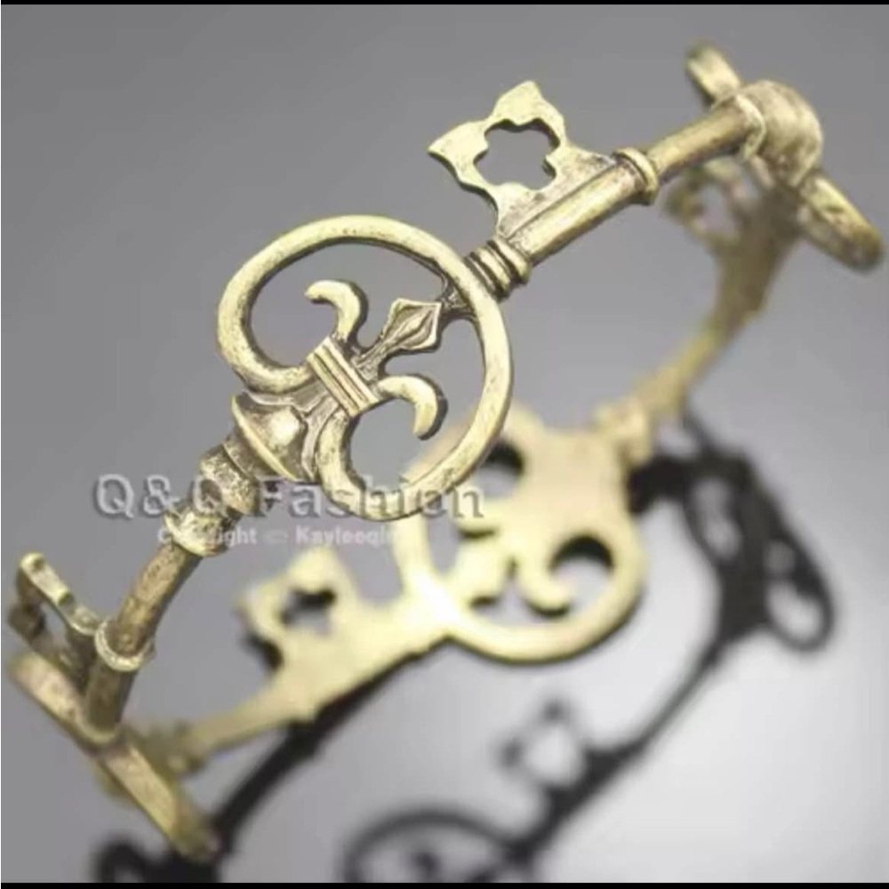 New. Antiqued Gold Skeleton Key Bangle Bracelet